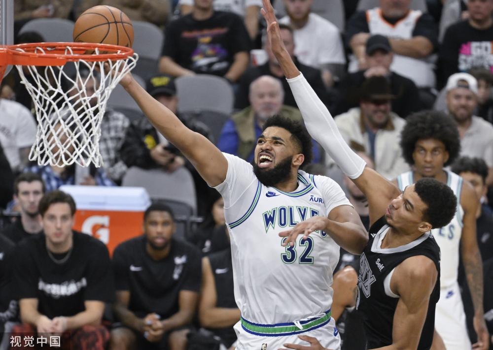 替补球员在 替补球员在